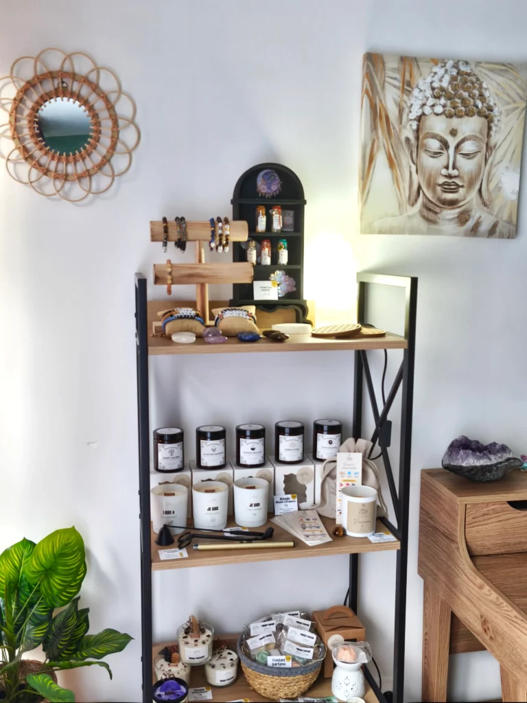 Etagère des créations artisanales de Sophie Pinet de Secrets d'Etincelles dans la boutique à Saint Marcel sur Aude près de Narbonne
