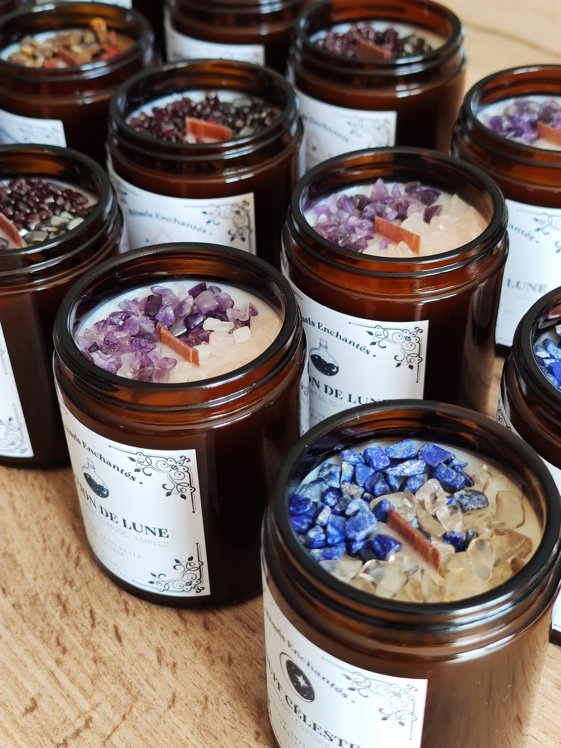 Bougies artisanales naturelles aux cristaux et pierres de lithothérapie, bougies vibratoires et d'intention, collection Rituels Enchantés, créées par Secrets d'Etincelles