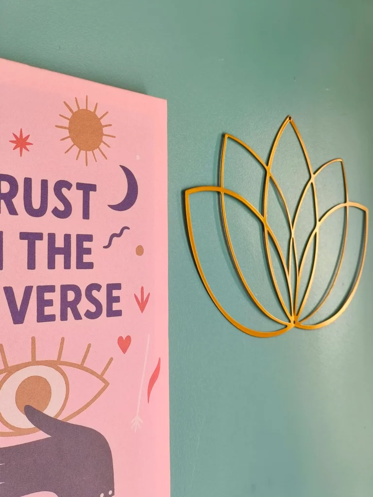 Affiche inspirante Trust the Universe et décoration lotus dorée dans le cabinet Le Cocon de Secrets d'Etincelles à Saint Marcel sur Aude près de Narbonne