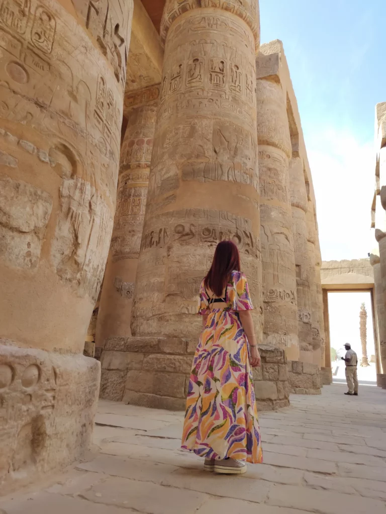 Sophie Pinet, analyste et coach en Design Humain, soins énergétique et accompagnements Narbonne, en voyage ressourcement spirituel au temple de Karnak Égypte