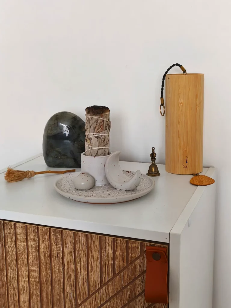 Espace de ressourcement avec cristaux, sauge, carillons koshi, cloche pour la pratique énergétique