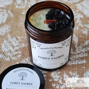 bougie vibratoire d'intentions Forêt Sacrée avec cire végétale de soja, parfum de Grasse, pierres naturelles lithothérapie, fabriquée en Occitanie, dans l'Aude, à Saint Marcel sur Aude près de Narbonne