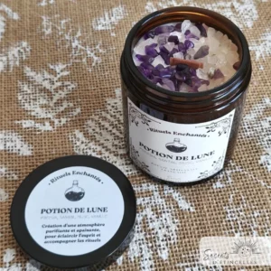 bougie vibratoire d'intentions Potion de Lune avec cire végétale de soja, parfum de Grasse, pierres naturelles lithothérapie, fabriquée en Occitanie, dans l'Aude, à Saint Marcel sur Aude près de Narbonne