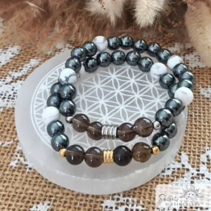 bracelet ancrage en pierres naturelles de lithothérapie, posé sur une fleur de vie, pierres : hématite, quartz fumé, howlite