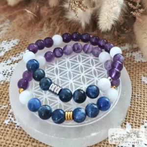 bracelet créativité et inspiration, en pierres naturelles de lithothérapie, posé sur une fleur de vie, pierres : améthyste, sodalite, pierre de lune blanche