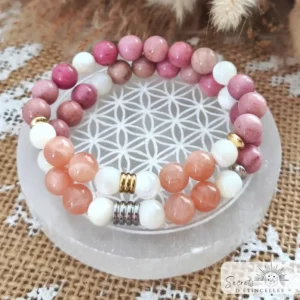 bracelet équilibre féminin en pierres naturelles de lithothérapie, amour posé sur une fleur de vie, pierres : pierre du soleil, pierre de lune blanche, rhodochrosite